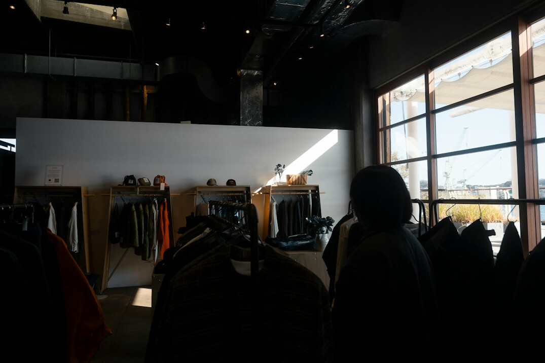 undercover detective in retail store